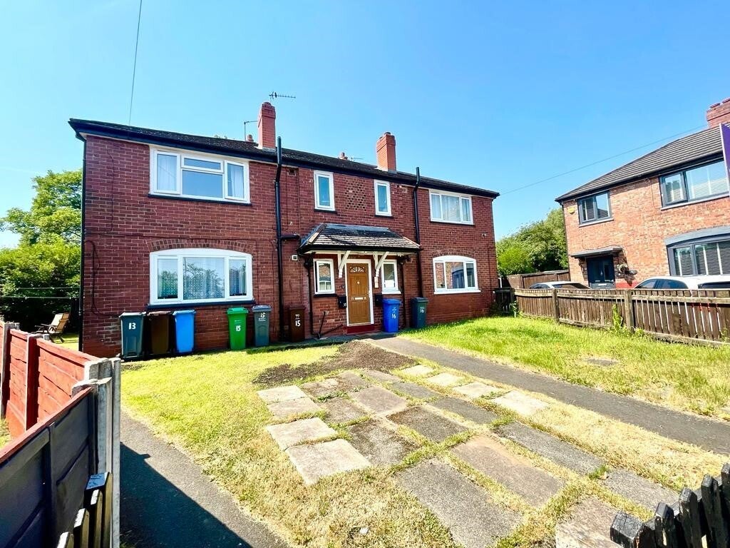 Flat Astbury Avenue in Manchester