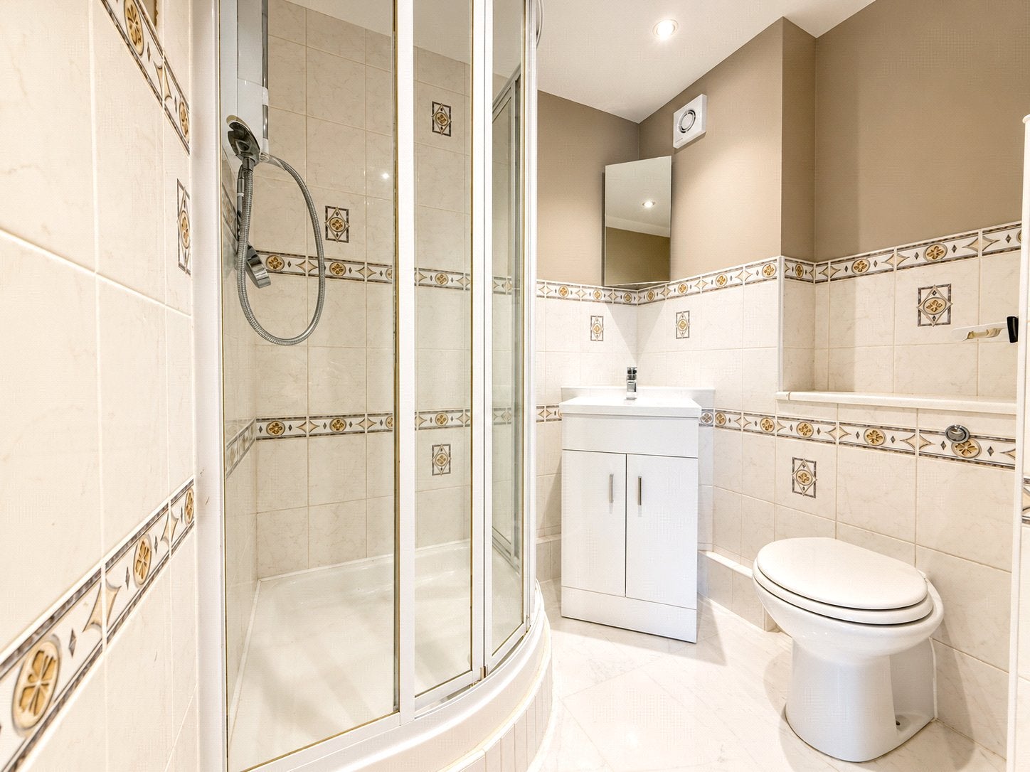 Flat Newcombe Rise in London