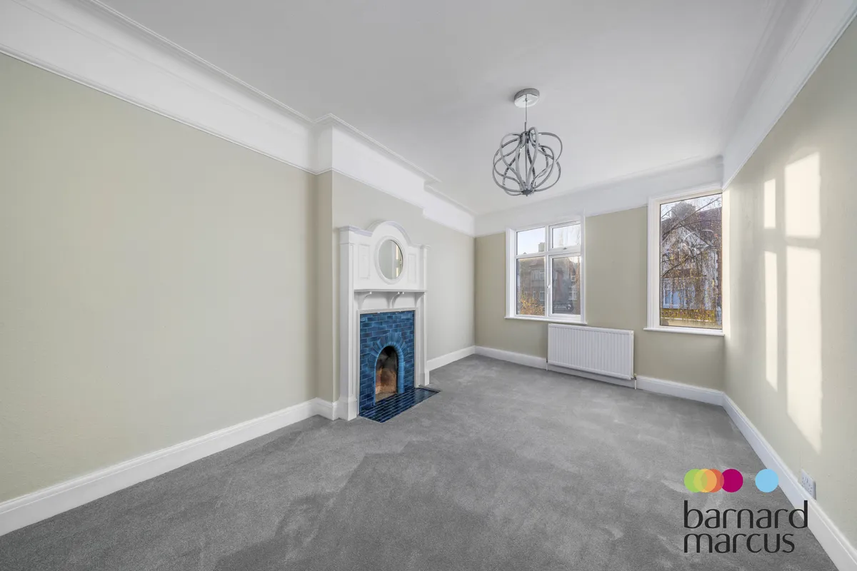 Flat Ballards Lane in Greater London