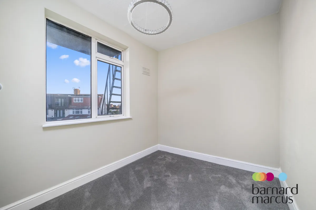 Flat Ballards Lane in Greater London