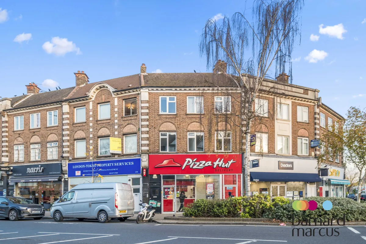 Flat Ballards Lane in Greater London