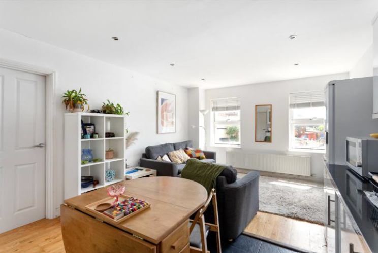 Room Charlmont Road in Greater London