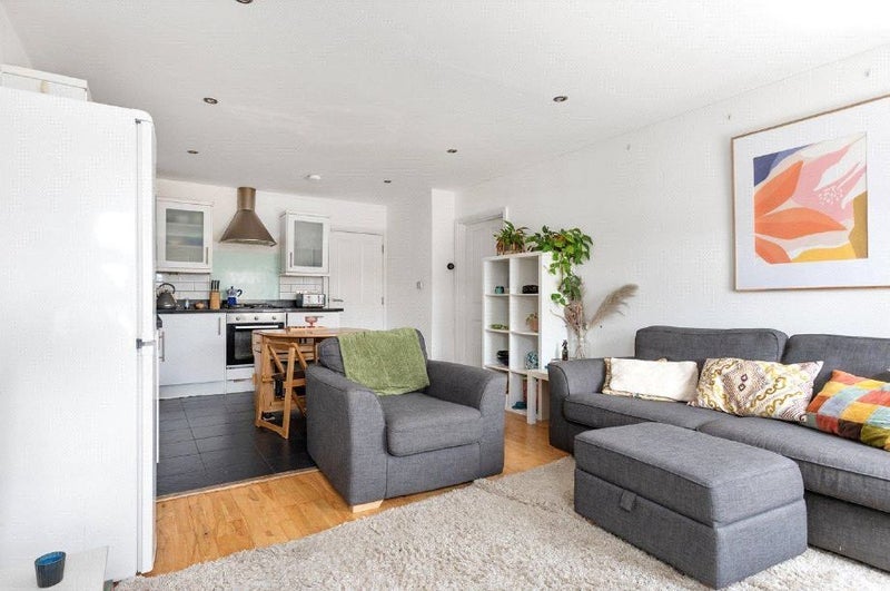 Room Charlmont Road in Greater London