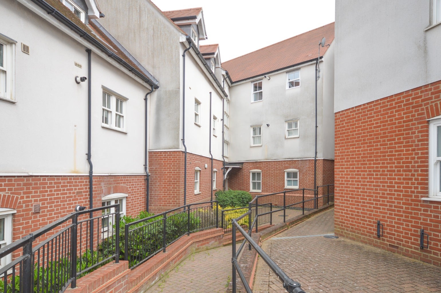 Flat Silkweaver Heights in Brentwood