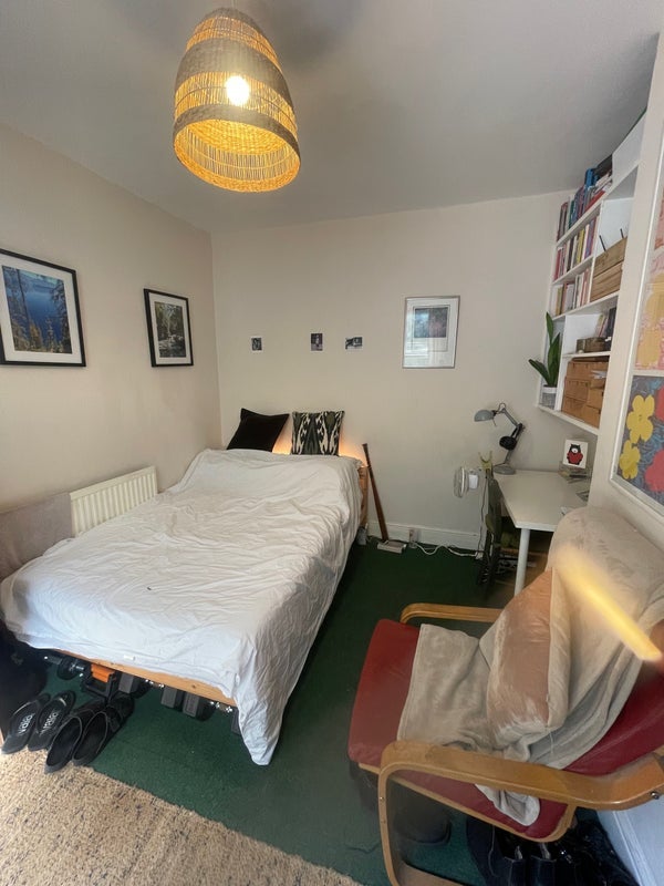 Room Battersea Road in Bristol