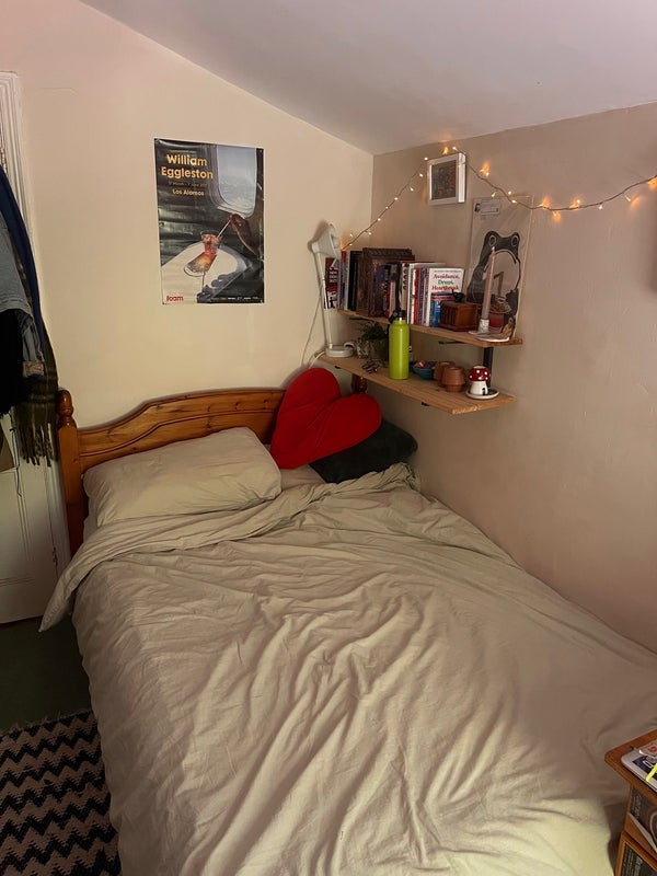 Room Battersea Road in Bristol