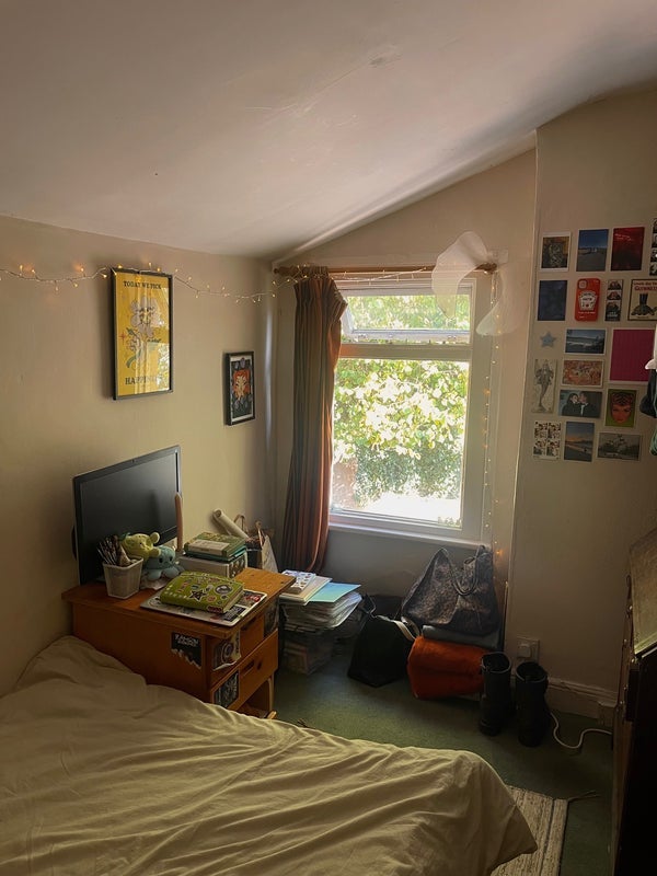 Room Battersea Road in Bristol