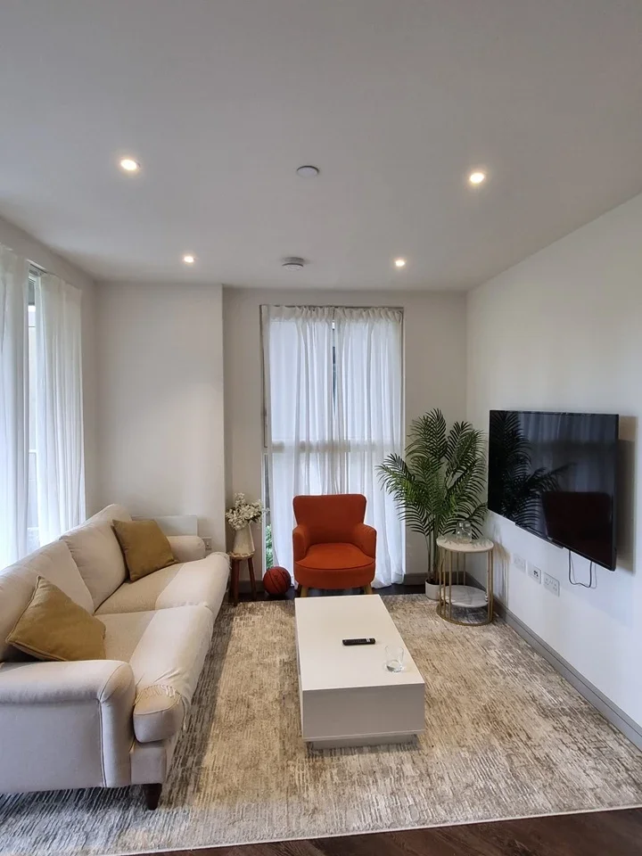 Flat Fairfield Avenue in Borough of Spelthorne