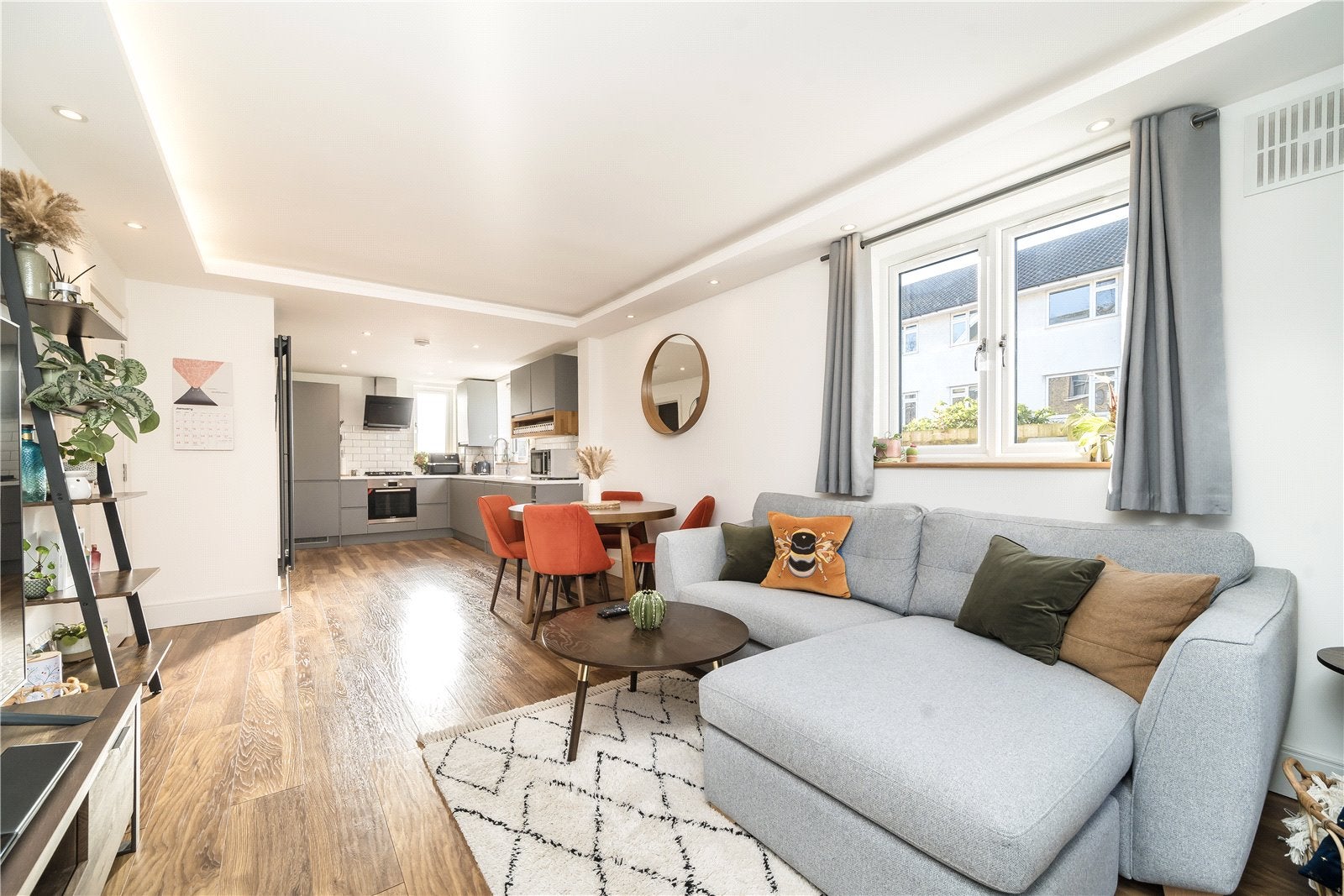 Flat Nightingale Lane in Greater London