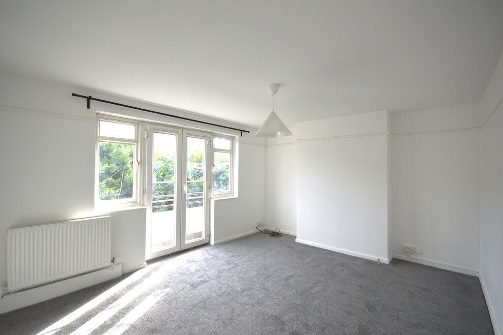 Flat Kingsbury Road in Greater London