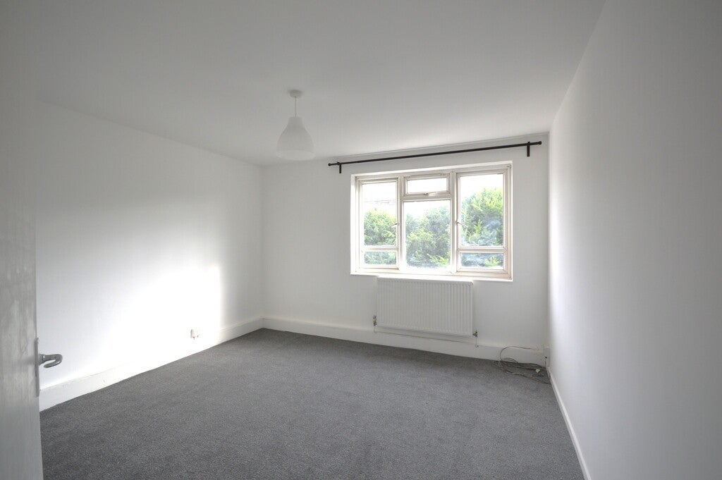 Flat Kingsbury Road in Greater London