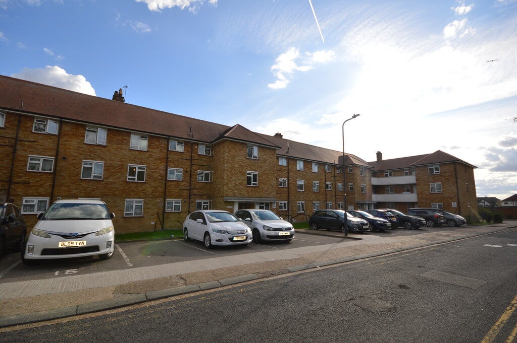 Flat Kingsbury Road in Greater London