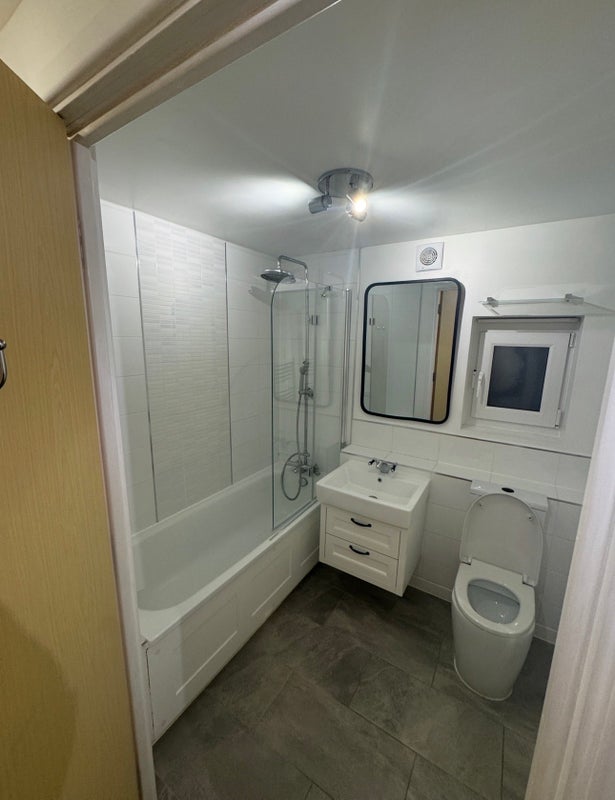 Room Shacklewell Lane in Greater London