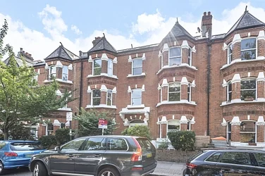 Flat Elmfield Road in Greater London