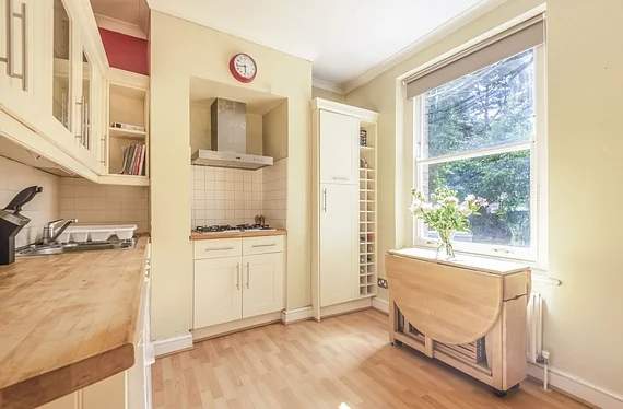 Flat Elmfield Road in Greater London