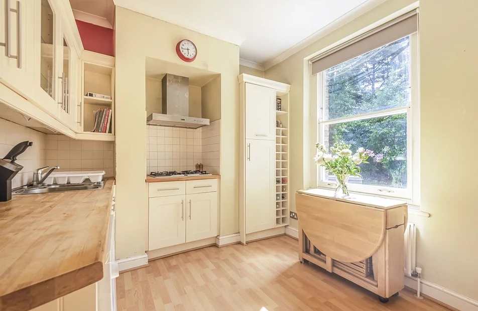 Flat Elmfield Road in Greater London