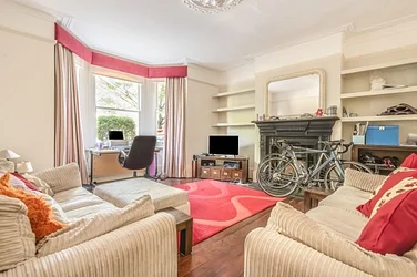 Flat Elmfield Road in Greater London