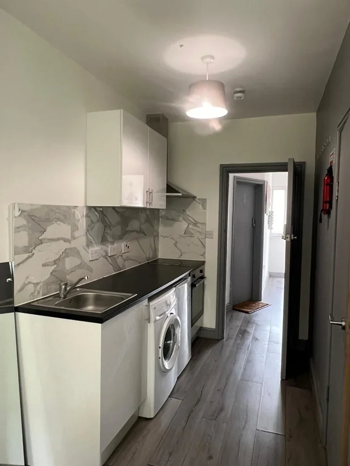 Flat Fruen Road in Greater London