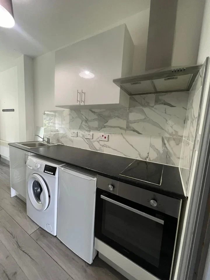 Flat Fruen Road in Greater London