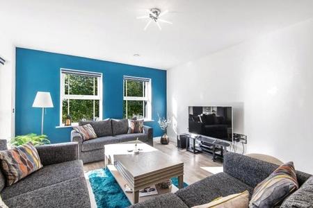 Flat Dyas Road in Borough of Spelthorne