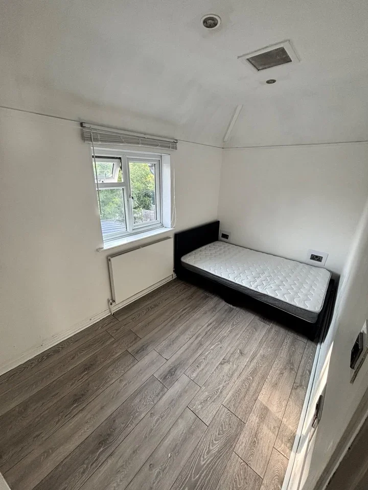 Room Ardmore Avenue in Guildford