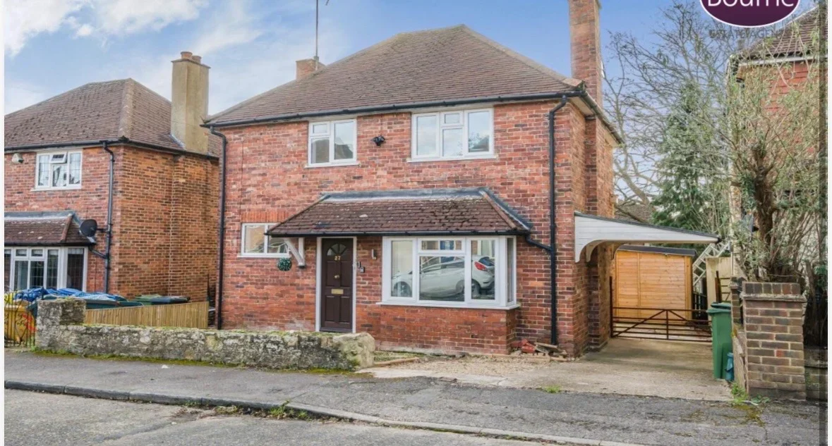 Room Ardmore Avenue in Guildford
