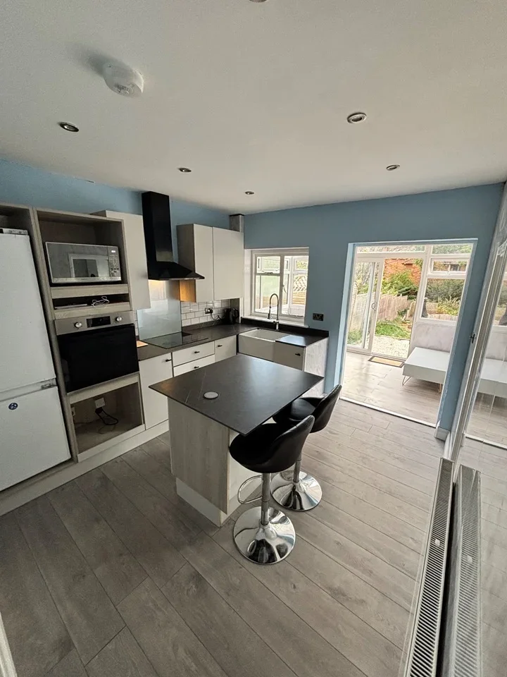 Room Ardmore Avenue in Guildford