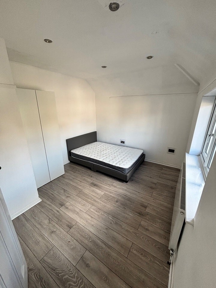 Room Ardmore Avenue in Guildford