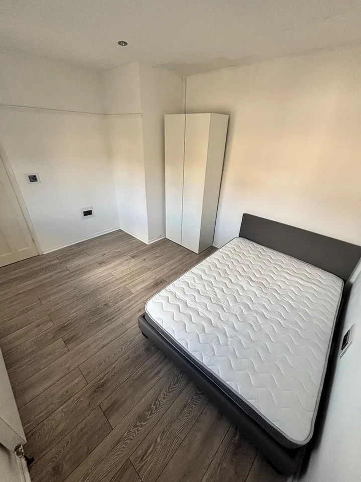 Room Ardmore Avenue in Guildford
