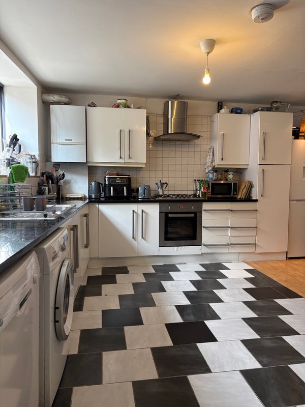 Room Brookfield Road in Greater London