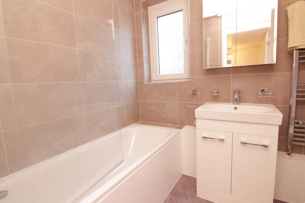Room Ollerton Green in Greater London