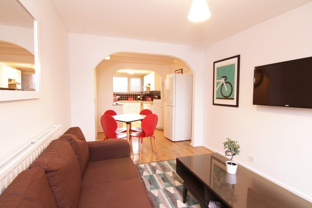 Room Ollerton Green in Greater London