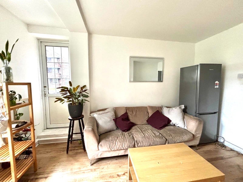 Room Millfields Road in Greater London