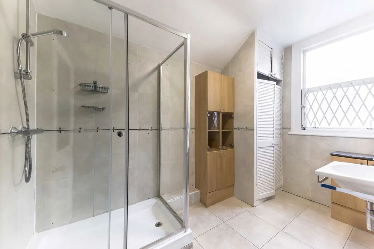 Flat Abbeville Road in Greater London