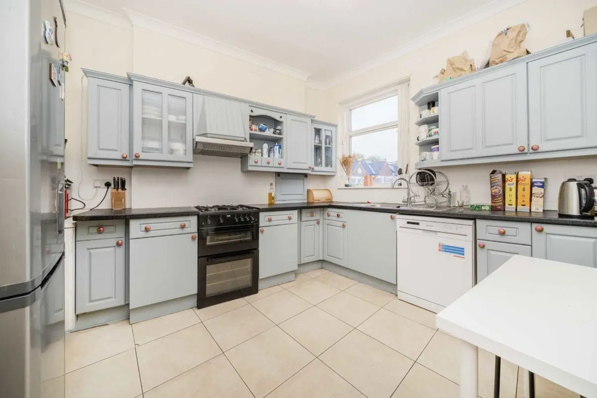 Flat Abbeville Road in Greater London