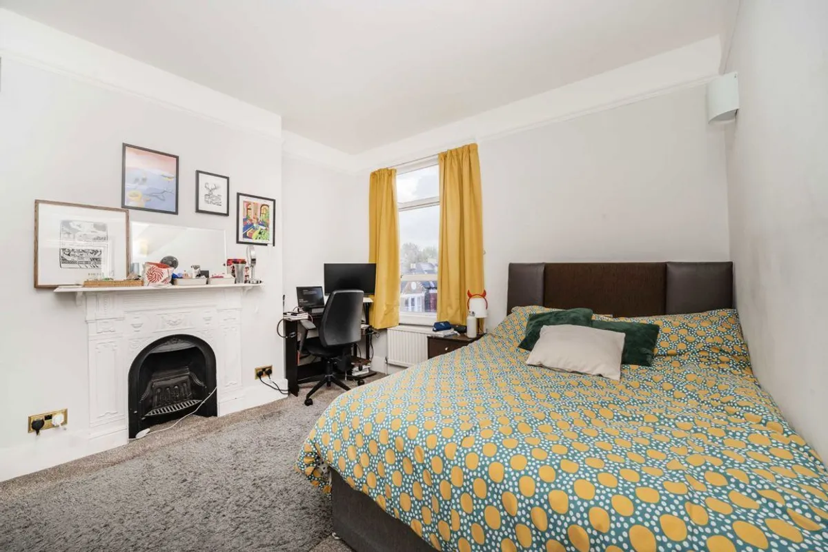 Flat Abbeville Road in Greater London