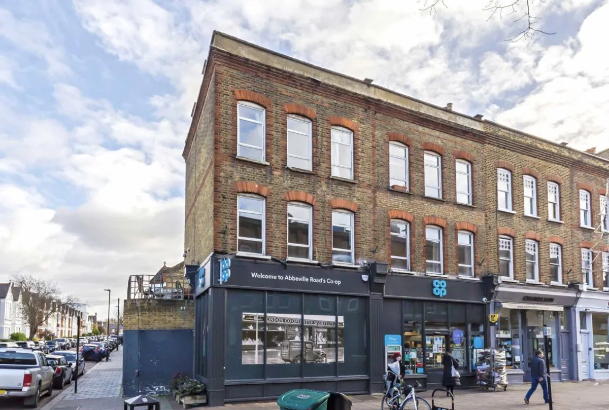 Flat Abbeville Road in Greater London