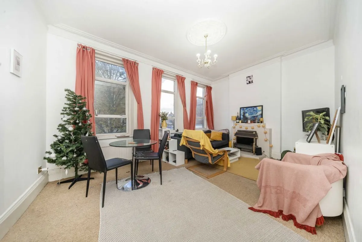 Flat Abbeville Road in Greater London