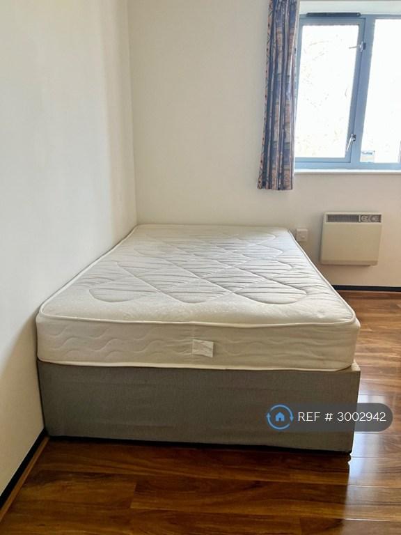 Room Master Gunner Place in Greater London