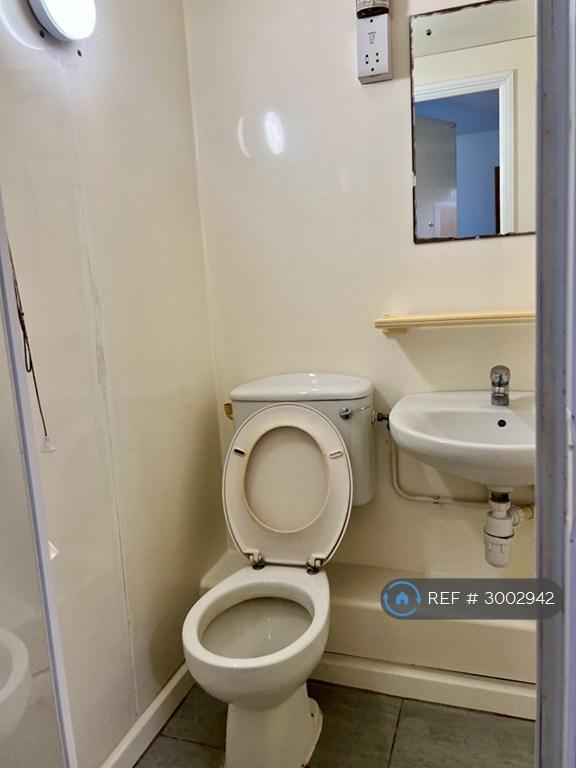 Room Master Gunner Place in Greater London