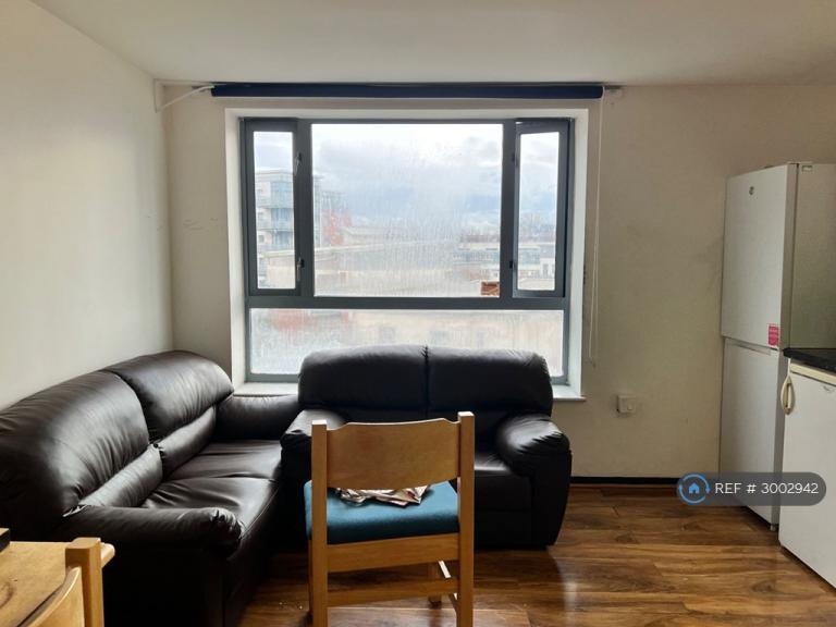 Room Master Gunner Place in Greater London