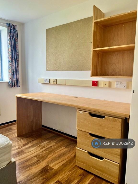 Room Master Gunner Place in Greater London