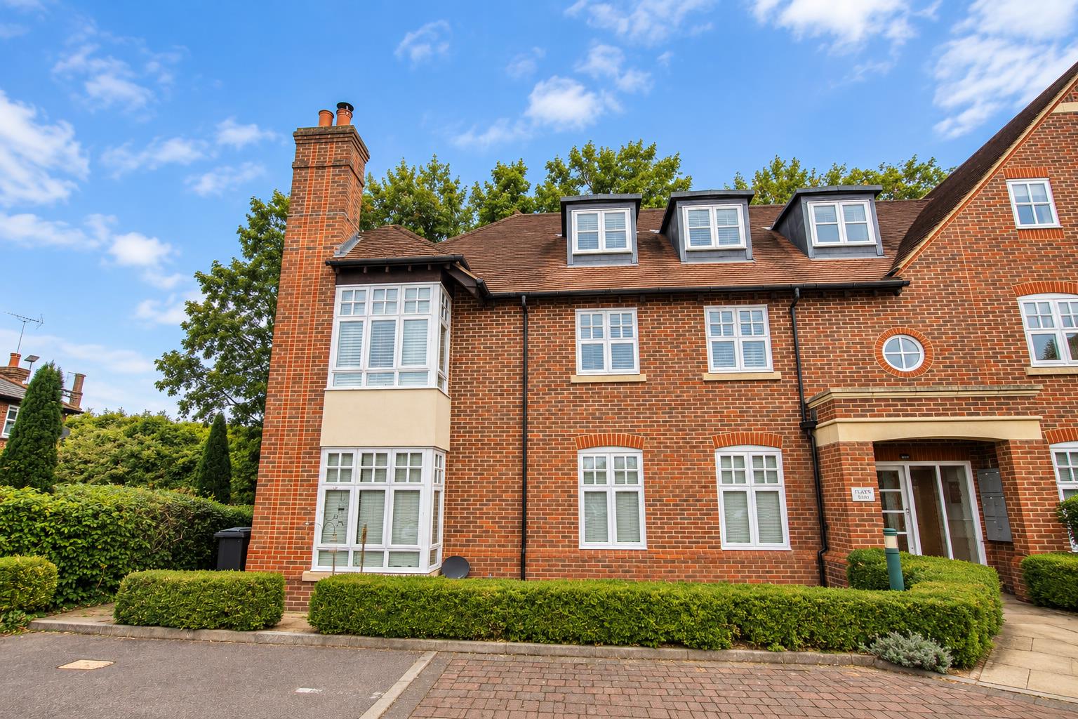 Flat Saxon Place in Pangbourne