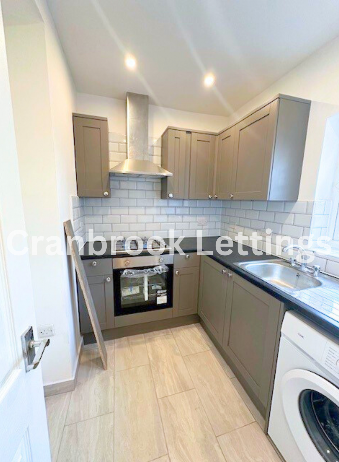Flat Dickens Road in Greater London