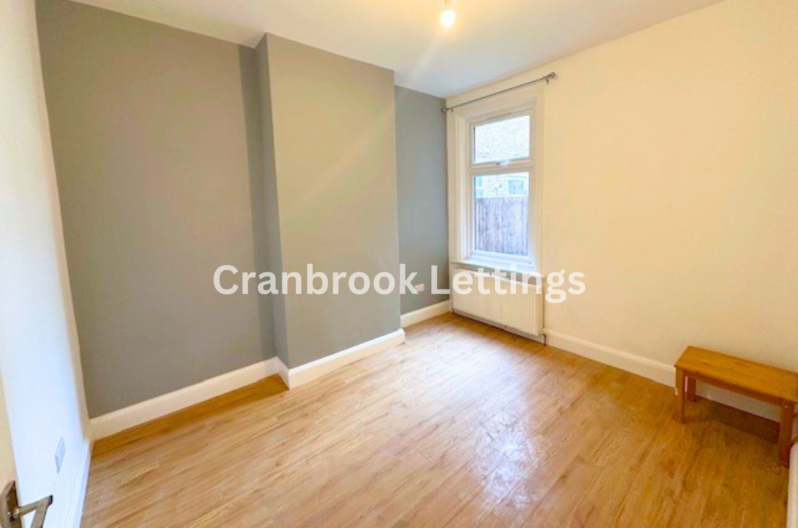 Flat Dickens Road in Greater London