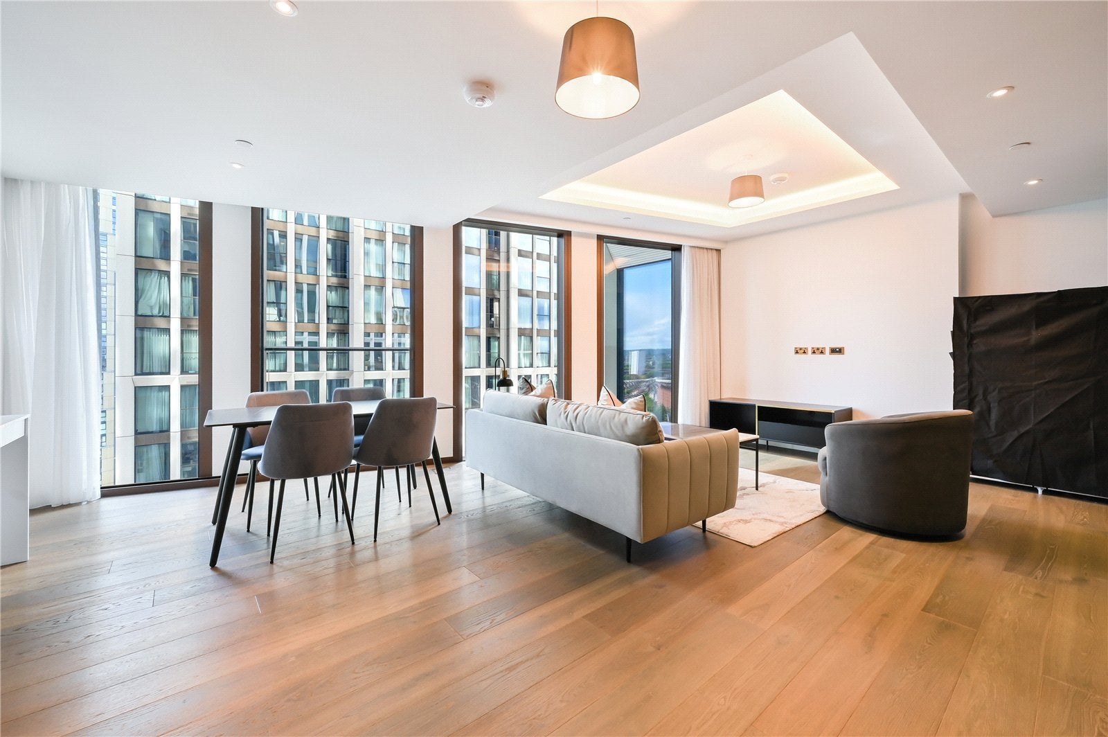 Flat Carnation Way in Greater London