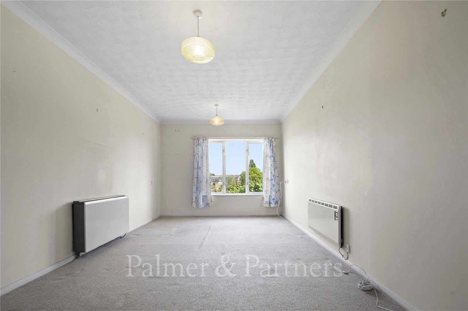 Flat Exeter Drive in Colchester