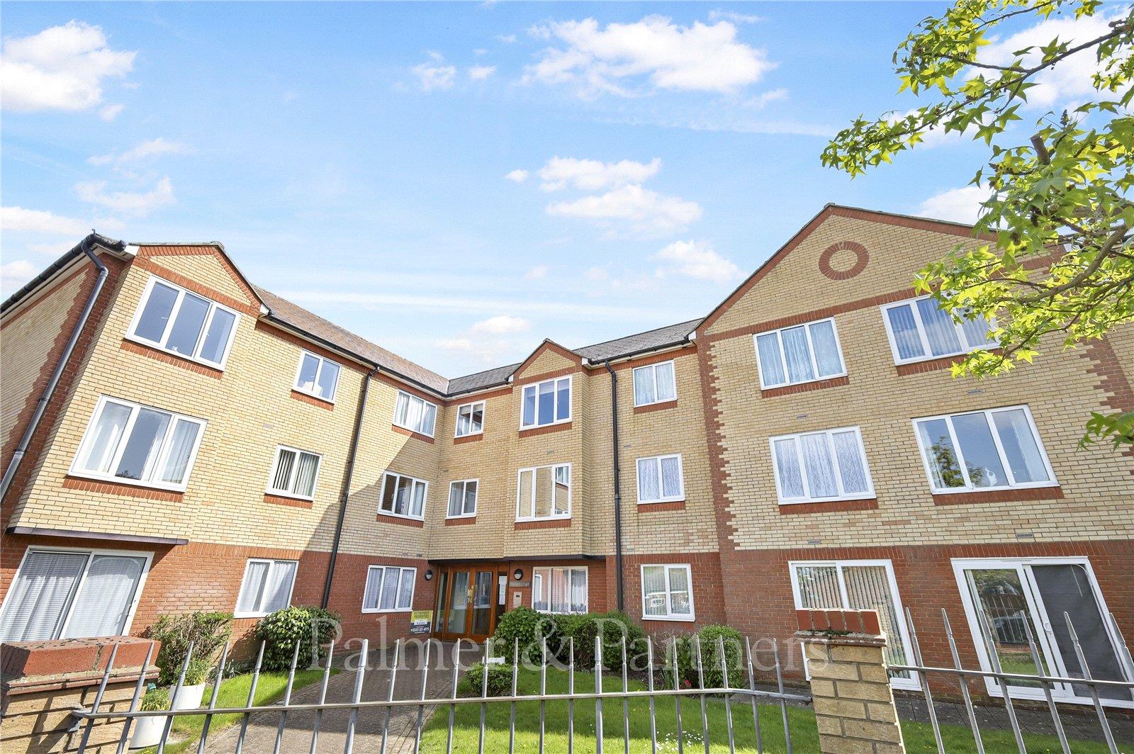 Flat Exeter Drive in Colchester