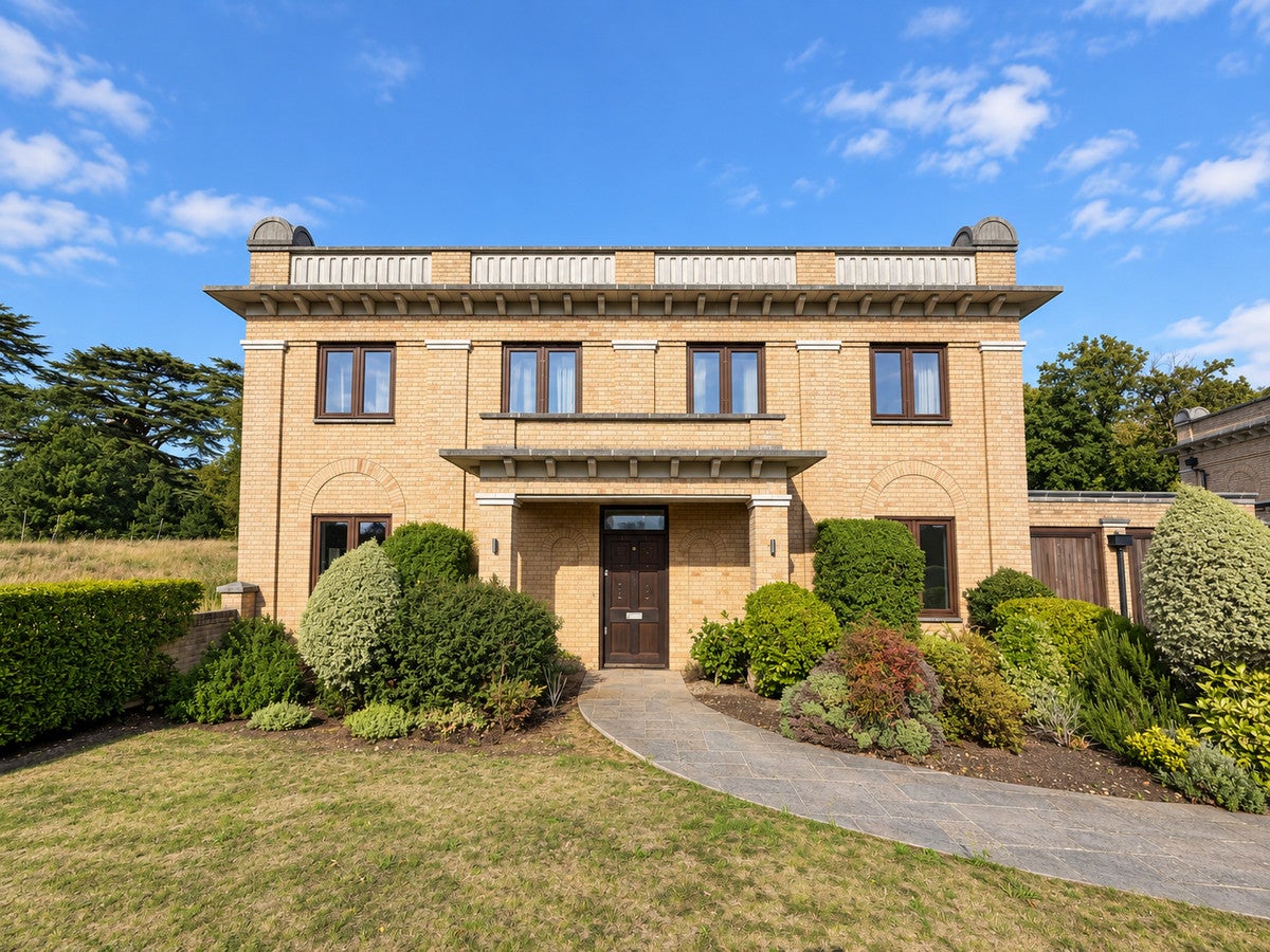 House Mansion House Drive in Greater London