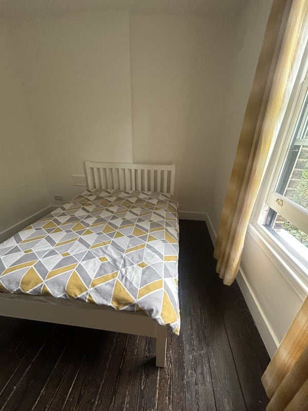 Room Thicket Road in Greater London